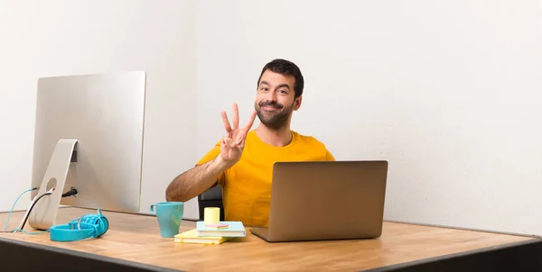 Άνθρωπος Εργάζεται Laptot Ένα Γραφείο Που Είναι Χαρούμενος Και Μετρώντας — Φωτογραφία Αρχείου