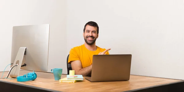 Hombre Trabajando Con Laptot Una Oficina Apuntando Hacia Lado Para —  Fotos de Stock