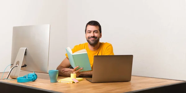 Homme Travaillant Avec Laptot Dans Bureau Lisant Livre — Photo