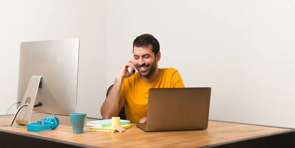 Man Working Laptot Office Talking Mobile — Stock Photo, Image