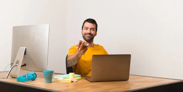 Homem Trabalhando Com Laptot Escritório Conversando Com Celular — Fotografia de Stock