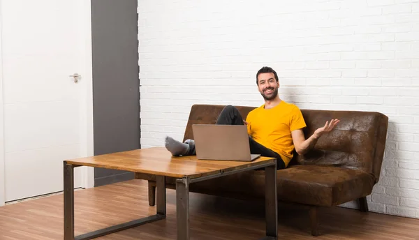 Man Met Zijn Laptop Een Kamer Terug Aan Wijzen Presentatie — Stockfoto