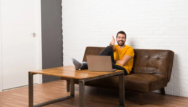 Homme Avec Son Ordinateur Portable Dans Une Pièce Donnant Pouce — Photo