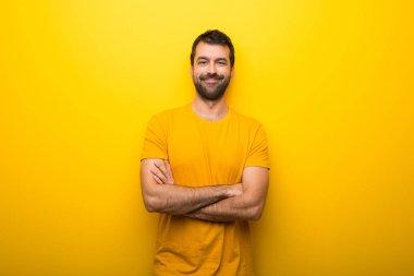 Adam silah tutmak izole sarı renk üzerinde ön konumda geçti