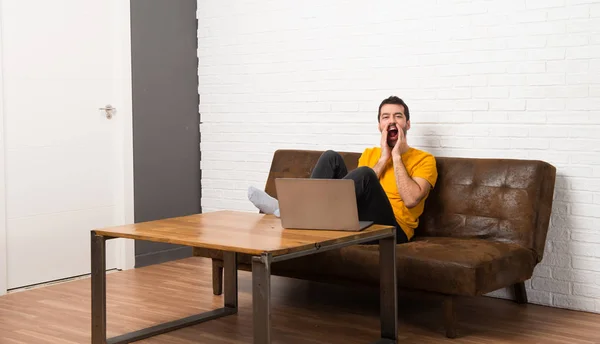 Чоловік Ноутбуком Кімнаті Кричить Оголошує Щось — стокове фото