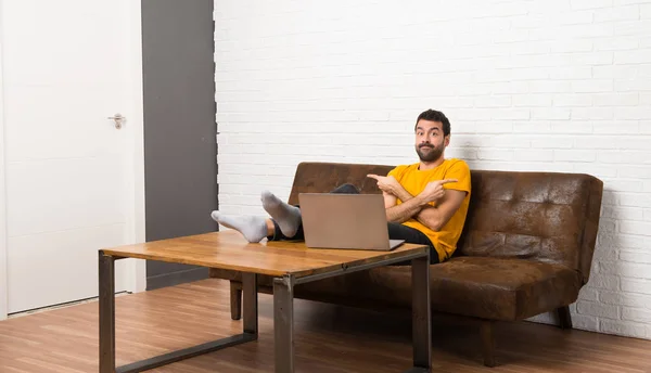 Homem Com Seu Laptop Uma Sala Apontando Para Laterais Com — Fotografia de Stock
