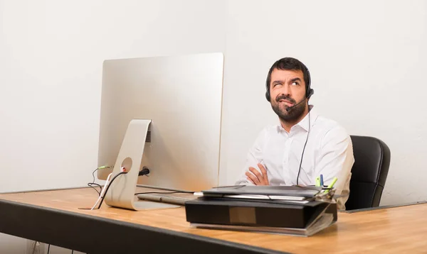 Telemarketer Άνθρωπος Ένα Γραφείο Μπερδεύουν Έκφραση Προσώπου Ενώ Τσιμπήματα Των — Φωτογραφία Αρχείου