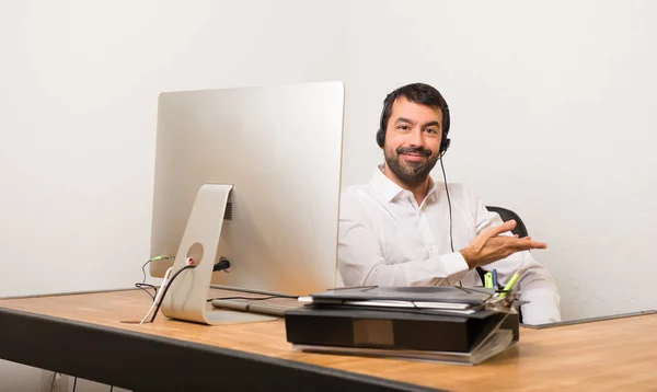 Hombre Telemarketer Una Oficina Señalando Hacia Atrás Presentando Producto — Foto de Stock