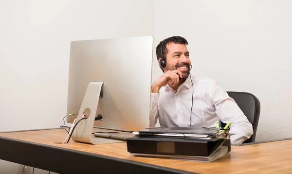 Telemarketer Erkek Tarafına Ile Çeneme Arıyorsunuz Bir Ofiste — Stok fotoğraf