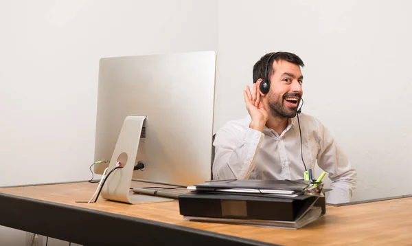 Télévendeur Dans Bureau Écoutant Quelque Chose Mettant Main Sur Oreille — Photo