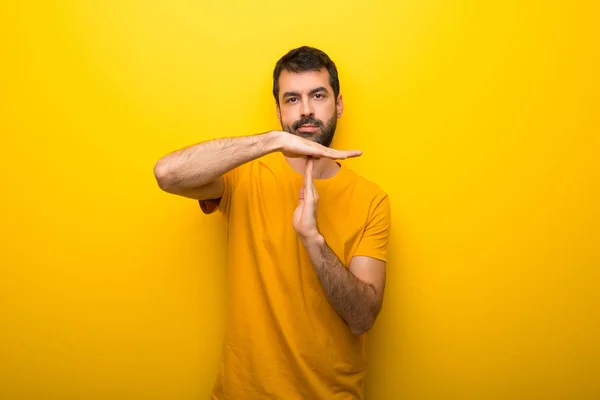 Mannen Isolerade Pulserande Gul Färg Gör Stopp Gest Med Handen — Stockfoto
