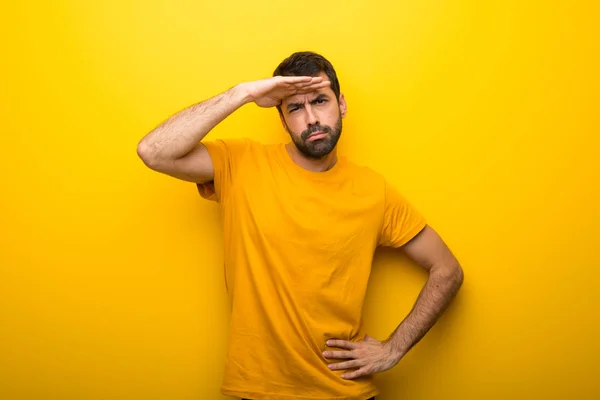Man Isolated Vibrant Yellow Color Looking Far Away Hand Look — Stock Photo, Image