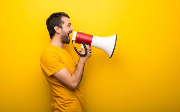 Man Geïsoleerde Levendige Gele Kleur Schreeuwen Door Een Megafoon Kondigen — Stockfoto