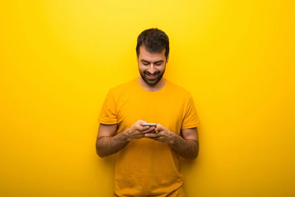 Hombre Color Amarillo Vibrante Aislado Enviando Mensaje Correo Electrónico Con —  Fotos de Stock