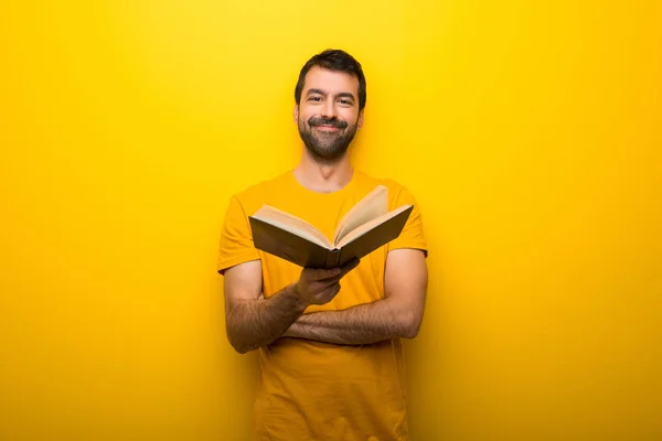 Uomo Sul Colore Giallo Vibrante Isolato Che Tiene Libro Qualcuno — Foto Stock