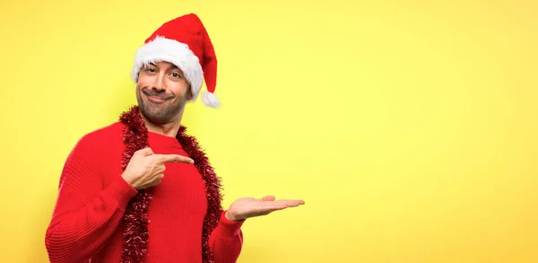 Adam Boşaltmak Hayali Avuç Içinde Tutarak Noel Tatili Kutlama Kırmızı — Stok fotoğraf