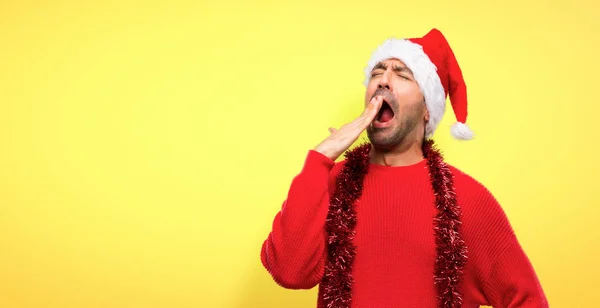 Homem Com Roupas Vermelhas Comemorando Férias Natal Bocejando Cobrindo Boca — Fotografia de Stock