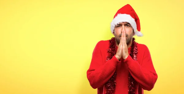 Hombre Con Ropa Roja Celebrando Las Fiestas Navideñas Mantiene Unida —  Fotos de Stock