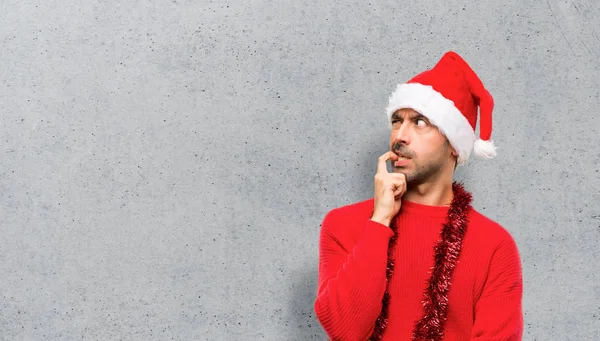Άνθρωπος Κόκκινα Ρούχα Που Γιορτάζει Χριστούγεννα Έχοντας Αμφιβολίες Ενώ Ψάχνει — Φωτογραφία Αρχείου