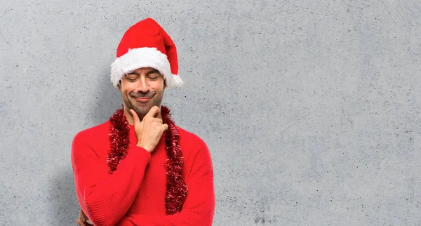 Man Red Clothes Celebrating Christmas Holidays Looking Hand Chin Textured — Stock Photo, Image