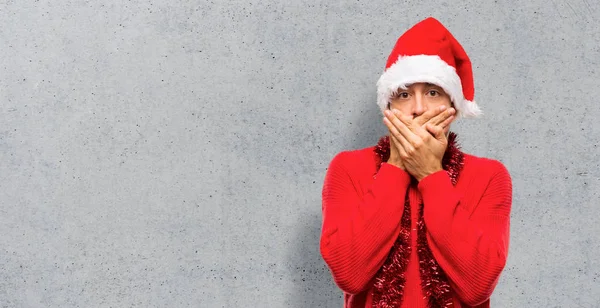 Homme Avec Des Vêtements Rouges Célébrant Les Vacances Noël Couvrant — Photo