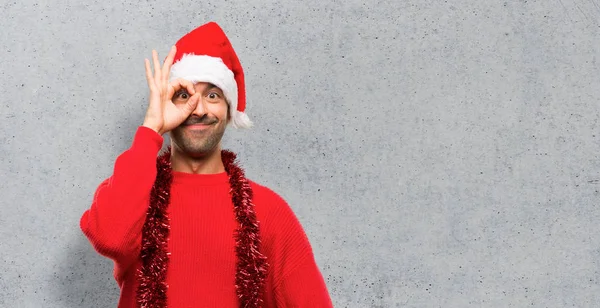 Hombre Con Ropa Roja Celebrando Las Vacaciones Navidad Hace Divertida —  Fotos de Stock