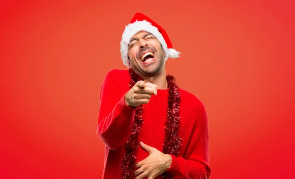 Человек Красной Одежде Празднует Рождественские Праздники Показывая Пальцем Кого Смеясь — стоковое фото