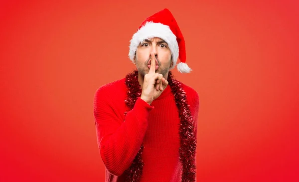 Mann Mit Roter Kleidung Feiert Die Weihnachtsfeiertage Und Zeigt Ein — Stockfoto