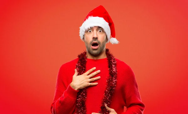 赤い服を着てクリスマスを祝う人休日驚いたしながらショックを探して 右上赤背景 — ストック写真