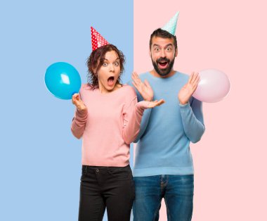 Çünkü çift balonlar ve sürpriz ifade ile Doğum günü şapka ile pembe ve mavi arka plan üzerinde olanlar beklemek değil