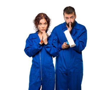 Ressamlar tutar palm birlikte. Kişi için bir şey izole beyaz arka plan üzerinde sorar