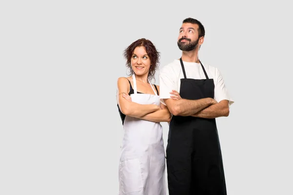 Couple Cuisiniers Levant Les Yeux Tout Souriant Sur Fond Gris — Photo