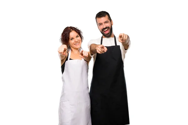 Par Cocineros Señalan Con Dedo Mientras Sonríen Sobre Fondo Blanco — Foto de Stock