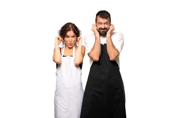 Ζευγάρι Από Μάγειρες Που Καλύπτουν Αυτιά Χέρια Απομονωμένες Λευκό Φόντο — Φωτογραφία Αρχείου