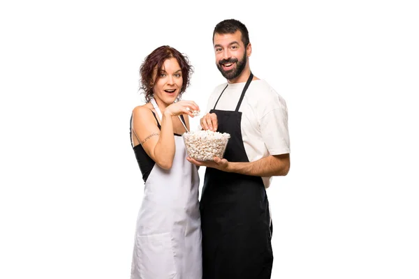 Dva Kuchaři Jíst Popcorns Izolované Bílém Pozadí — Stock fotografie