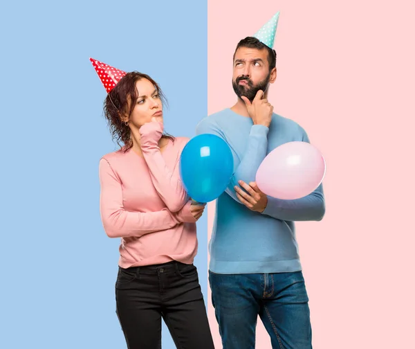 Pár Léggömbök Születésnapi Kalap Gondolkodás Egy Ötlet Rózsaszín Kék Háttér — Stock Fotó