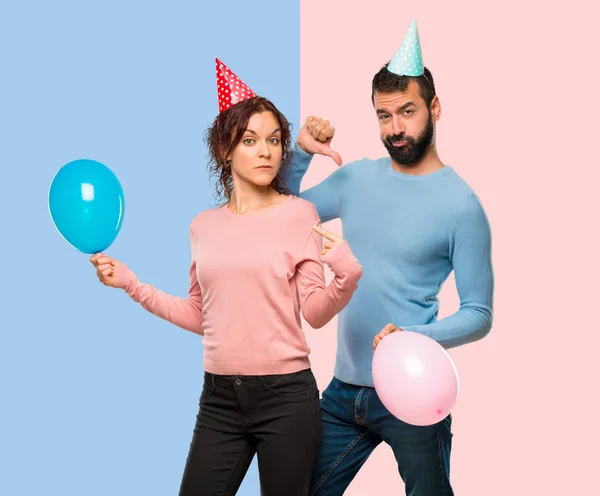 Casal Com Balões Chapéus Aniversário Orgulhoso Auto Satisfeito Amor Conceito — Fotografia de Stock