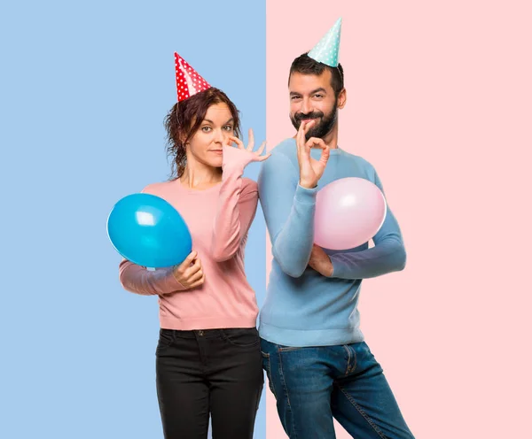 Couple Avec Des Ballons Des Chapeaux Anniversaire Montrant Signe Avec — Photo