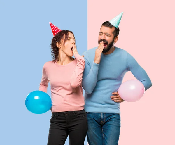 Balonlar Esneme Ile Ağız Kapsayan Doğum Günü Şapka Ile Bir — Stok fotoğraf