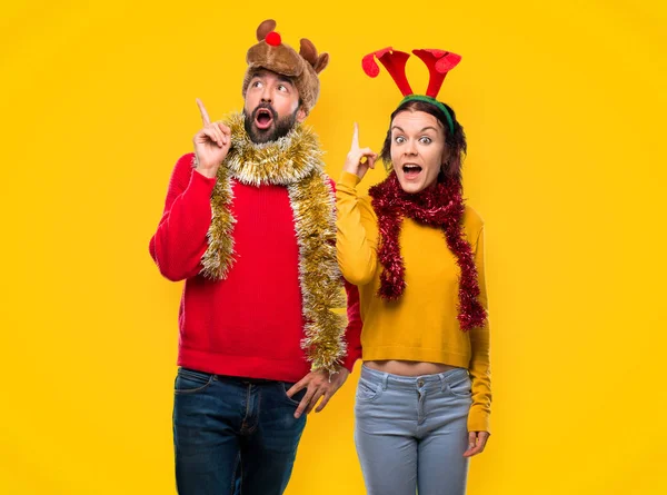 Paar Verkleidet Für Die Weihnachtsfeiertage Der Absicht Die Lösung Realisieren — Stockfoto