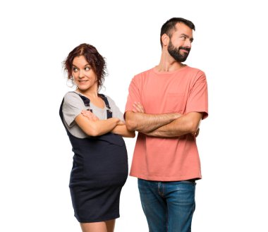 Hamile kadınla izole beyaz zemin üzerinde bir gülümseme ile omuz üzerinden arıyor couple