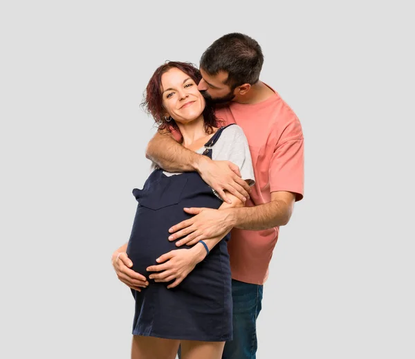 Couple Avec Femme Enceinte Étreignant Sur Fond Gris Isolé — Photo