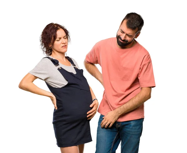 カップルは分離の白い背景の上に努力をしたことで腰痛に苦しんで妊娠中の女性 — ストック写真