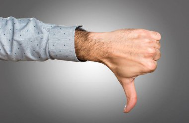 Kötü sinyal yapma adamın elini