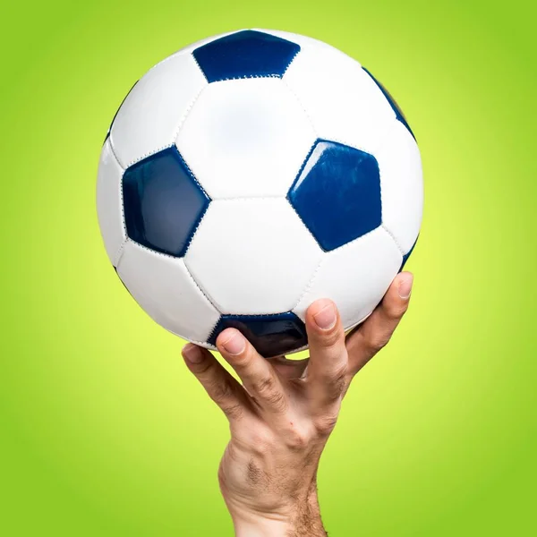 Рука Человека Держащего Футбольный Мяч — стоковое фото