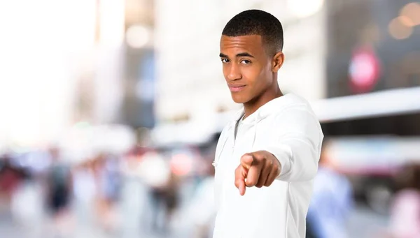 Jeune Homme Peau Foncée Avec Sweat Shirt Blanc Pointe Doigt — Photo