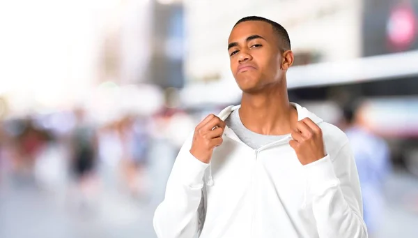 Donkere Jongeman Met Witte Sweatshirt Trots Zelfingenomen Liefde Jezelf Concept — Stockfoto