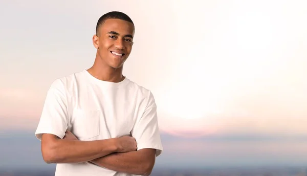 Jovem Afro Americano Mantendo Braços Cruzados Posição Frontal Expressão Confiante — Fotografia de Stock