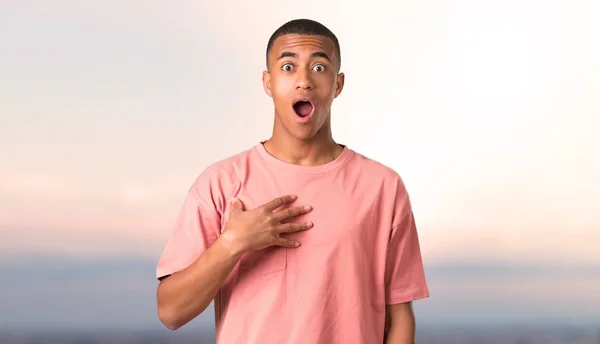 Homem Pele Escura Surpreso Chocado Enquanto Olha Para Direita Emoção — Fotografia de Stock