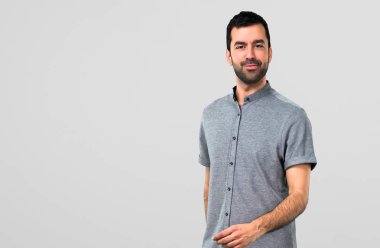 Yakışıklı adam gri arka plan üzerinde yürüyor